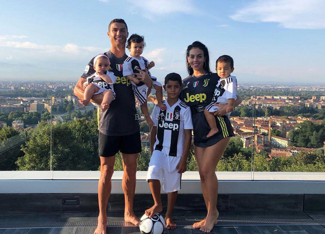4 lovely children of Cristiano Ronaldo: A series of warm fatherhood moments and rumors about the children's mother - Photo 7.