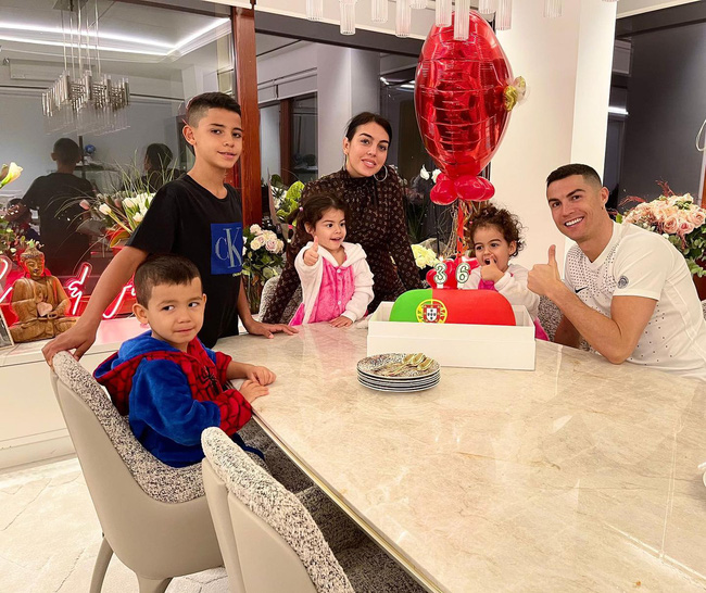 4 lovely children of Cristiano Ronaldo: A series of warm fatherhood moments and rumors about the children's mother - Photo 14.