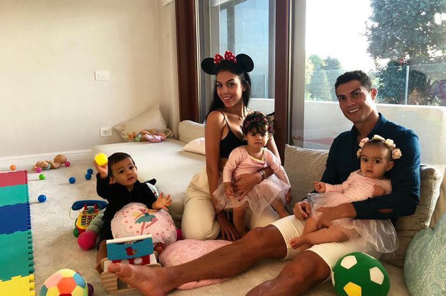 4 lovely children of Cristiano Ronaldo: A series of warm fatherhood moments and rumors about the children's mother - Photo 13.
