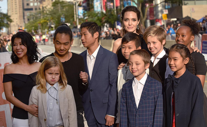 Mẹ nuôi showbiz nhà người ta Angelina Jolie: Đưa con lên thảm đỏ khủng, đóng phim, cậu bé Việt đổi đời trong ngôi nhà 573 tỷ - Hình 2