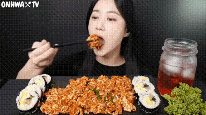 Nữ YouTuber mukbang chân gà sống khiến người xem khiếp đảm: Đến cả món này cũng ăn sống ư? - Hình 3