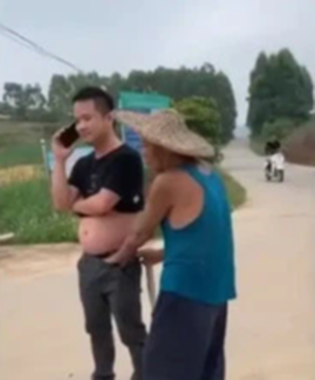 Làm ơn đỡ cụ già bị ngã, nam thanh niên tốt bụng mắc oán khiến netizen bức xúc - Hình 3