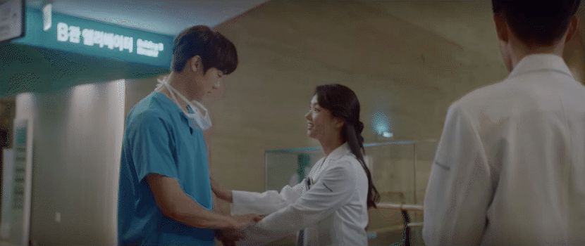 5 chi tiết siêu lố của Hospital Playlist 2 tập 1: Jun Wan bị ăn... giấy vệ sinh còn chưa hề bằng màn trừ tà với nước lọc! - Hình 8