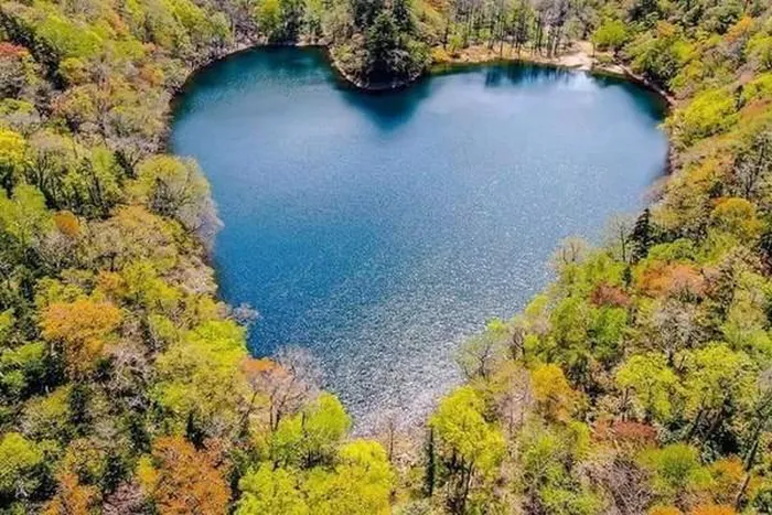 Hồ nước hình trái tim - Những hình ảnh đặc biệt của hồ nước hình trái tim sẽ cảm hóa bạn ngay từ cái nhìn đầu tiên. Hãy để nó mang bạn đến với một không gian giản đơn, nhưng đầy tình yêu và xinh đẹp.