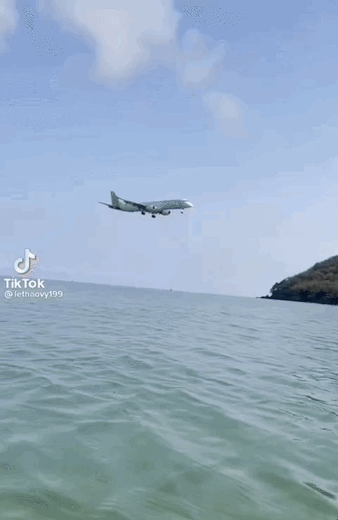 Clip: Việt Nam có 1 đường bay được người nước ngoài nói là đẹp nhất thế giới, hạ cánh ngay sát mặt biển hùng vĩ vô cùng! - Hình 5