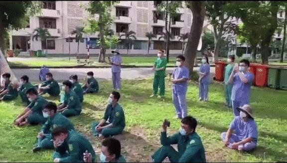 Phương Thanh hát hit kinh điển ngay trong khu cách ly, netizen tấm tắc: Đeo khẩu trang kín, kéo micro xa tận Cà Mau mà giọng vẫn đỉnh - Hình 2