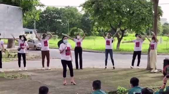 Phương Thanh hát hit kinh điển ngay trong khu cách ly, netizen tấm tắc: Đeo khẩu trang kín, kéo micro xa tận Cà Mau mà giọng vẫn đỉnh - Hình 1