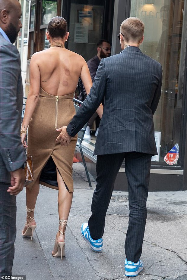 Justin Bieber diện vest đi sneaker, bà xã Hailey hở bạo đến gặp Tổng thống Pháp, lý do gây bức xúc - Hình 3