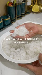 Kiểm tra tô cháo để qua đêm trong tủ lạnh người phụ nữ phát hiện chúng đã biến thành loại gạo lạ giống như xốp, dân mạng tranh cãi gay gắt - Hình 1