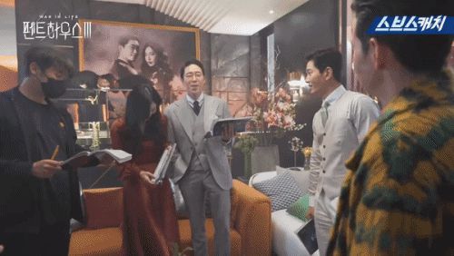 Hậu trường Penthouse 3 tập 3: Han Ji Hyun mè nheo, Kim So Yeon bị Uhm Ki Joon cười vào mặt vì tội diễn sâu - Hình 13