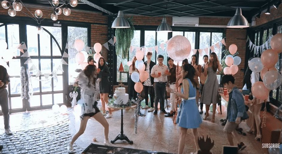 Baifern Pimchanok lại làm tiểu tam, vác súng tới phá đám cưới, bị đánh ghen sấp mặt ở trailer phim mới? - Hình 10