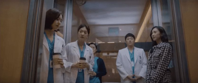 6 điểm siêu nhí nhố ở Hospital Playlist 2 tập 2: Ik Jun bị hành cho ra bã vẫn đủ sức tấu hài, Song Hwa đợi gì mà chưa đổ? - Hình 6