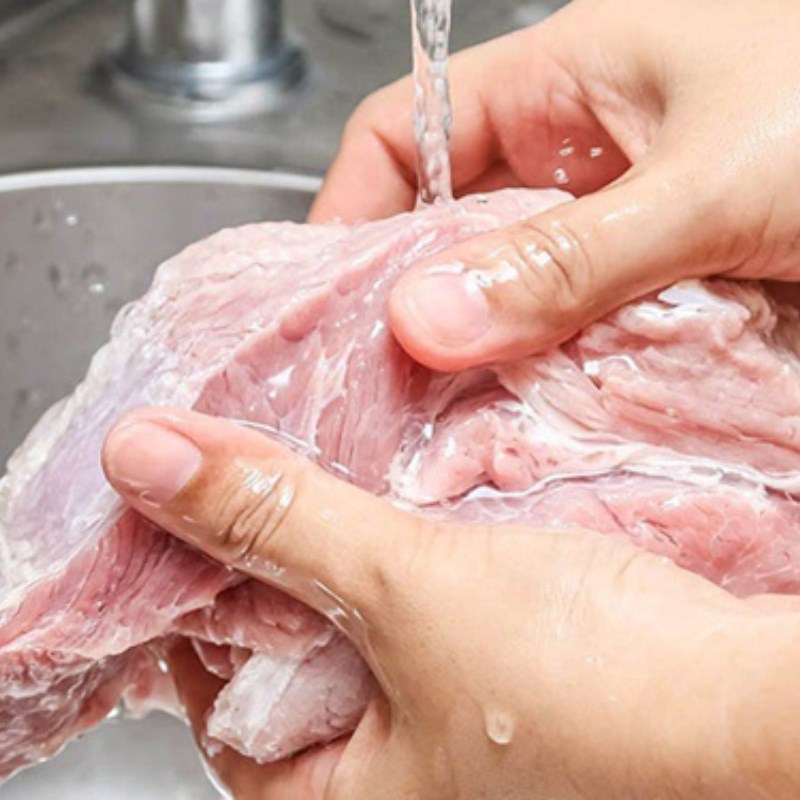 Запах замороженного мяса. Мытье мяса перед готовкой. Перед заморозкой надо ли мыть. Чем можно вымочить мясо от запаха в.