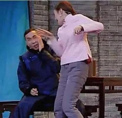 Tần Lam - Phú Sát Hoàng Hậu tát thẳng mặt đồng nghiệp nam ngay trên sóng vì bàn tay bẩn - Hình 4