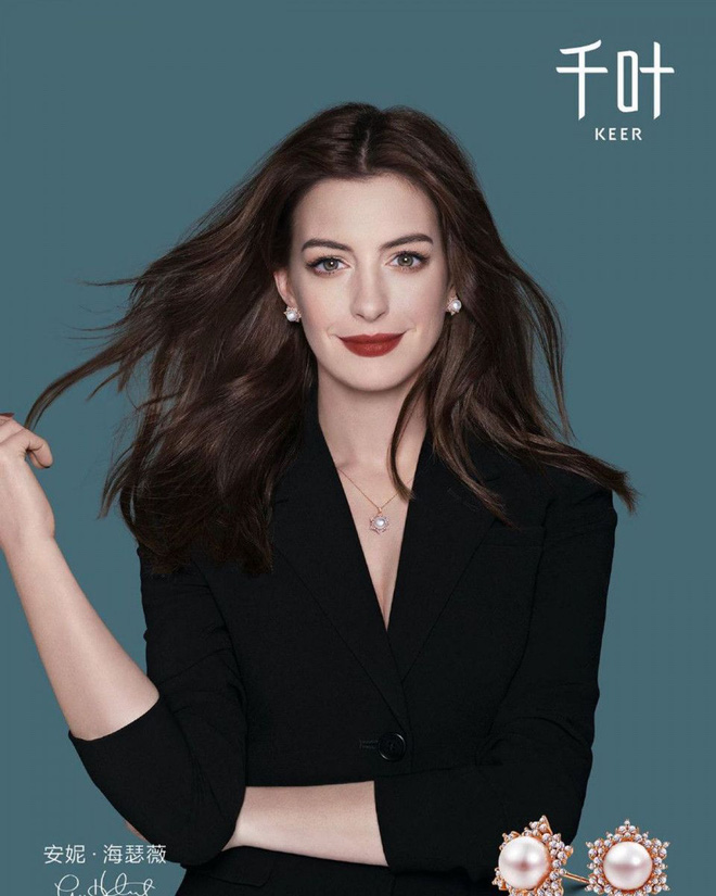 The bust-busting scene is legendary: Anne Hathaway glides backstage and is breathtakingly sexy, her breasts look like they're about to spill out - Photo 7