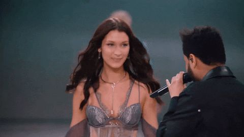 Tranh cãi sao Hollywood lên sân khấu Victorias Secret: Bella Hadid gặp tình cũ, Ariana méo mặt vì thiên thần, Taylor trả đũa nàng mẫu vì bị chê - Hình 2