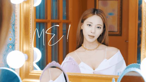 Tzuyu (Twice) lên đồ khoe vòng 1 táo bạo trong MV mới, khác hẳn vẻ lép kẹp khi xưa - Hình 1