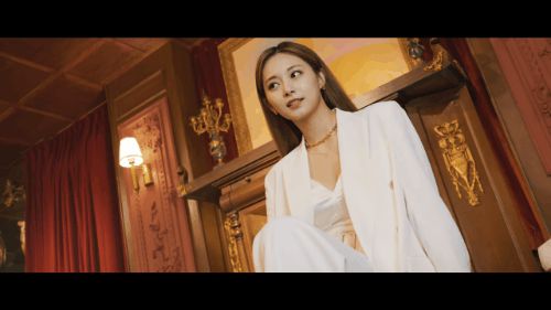 Tzuyu (Twice) lên đồ khoe vòng 1 táo bạo trong MV mới, khác hẳn vẻ lép kẹp khi xưa - Hình 2