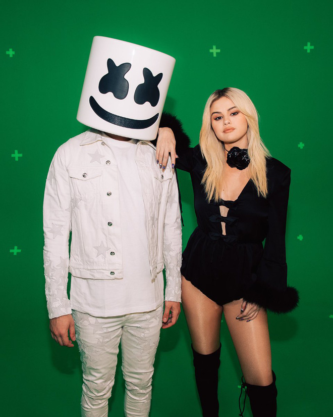 2 photos of Selena Gomez - Marshmello before and after 4 years of causing a stir, she is beautiful with the same hairstyle but her visuals are surprisingly promoted - Picture 2