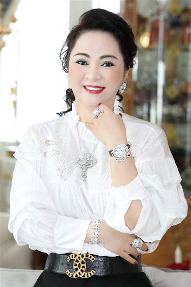 Bà Phương Hằng phản pháo về tin đồn viên kim cương 45 carat nước D là giả: Tôi cho người khác cả nghìn tỷ trong 1 nốt nhạc thì cớ gì xài hàng giả!? - Hình 1