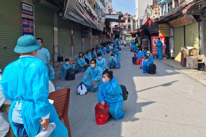 Chuyển công nhân khỏi ổ dịch ở Bắc Giang - Hình 1