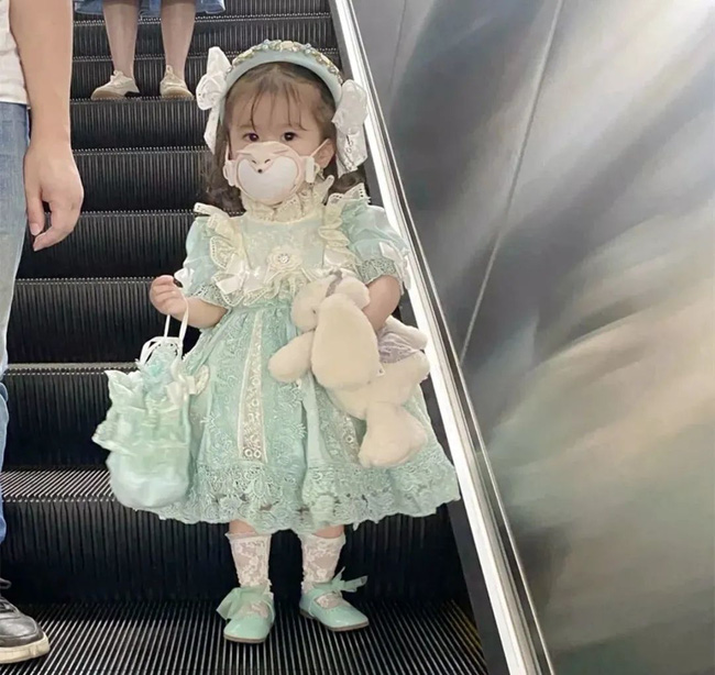 Cô bé 3 t.uổi đốn tim cư dân mạng với phong cách Lolita đáng yêu nhưng ẩn sau đó là nỗi lo mà bố mẹ không lường nổi - Hình 4