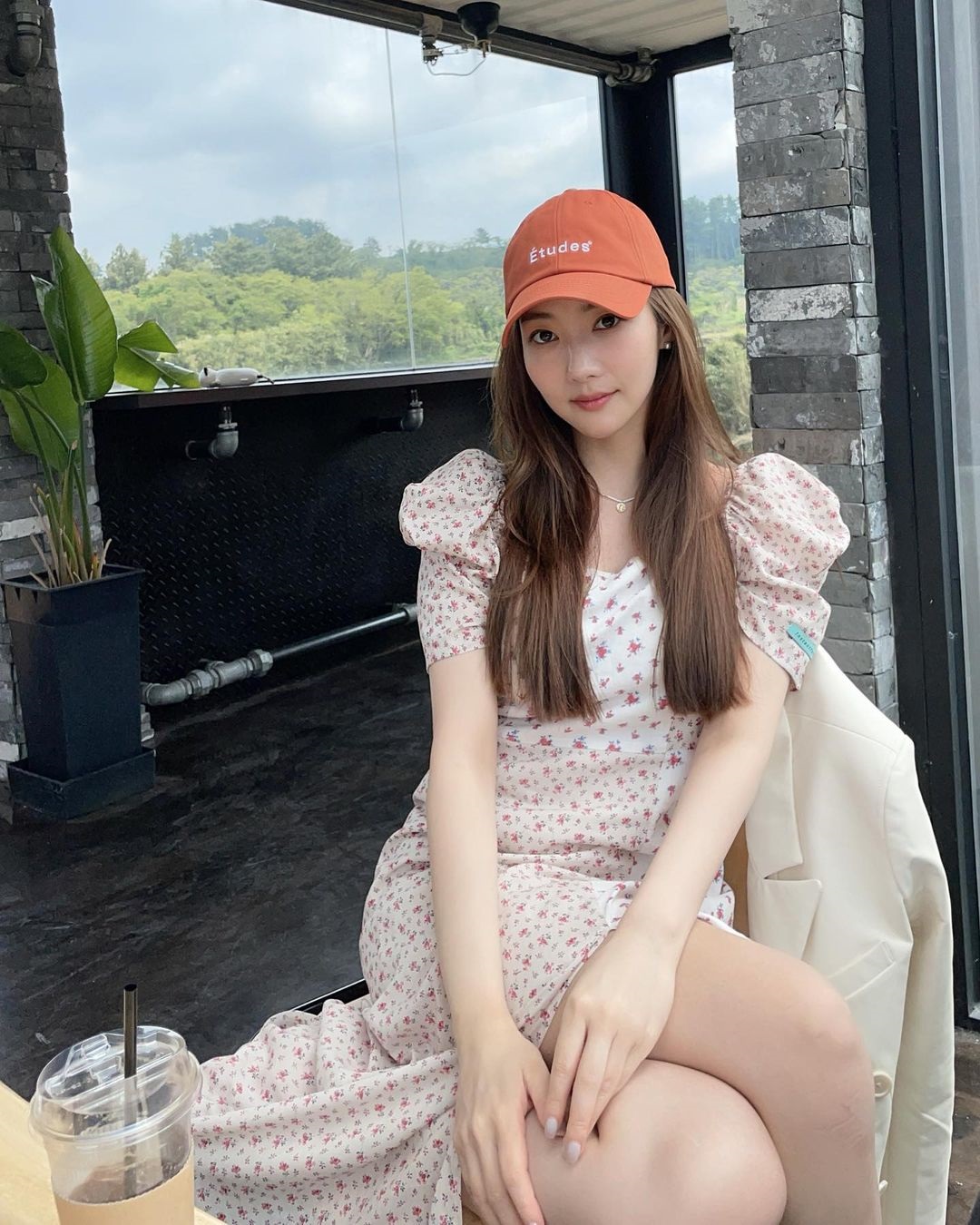 Cùng diện váy bánh bèo, sao Việt và sao Hàn chỉ cần thêm 1 thứ phụ kiện là ra ngay style khác bọt hoàn toàn - Hình 6