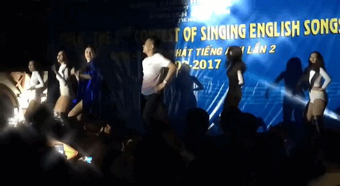 Đông Nhi đang diễn bỗng có fan nhao lên đòi nhảy chung, phản ứng và cách xử lý sau đó gây bất ngờ - Hình 2