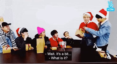 Jimin BTS ngại ngùng đến đỏ mặt khi nhận món quà này từ J-Hope - Hình 3