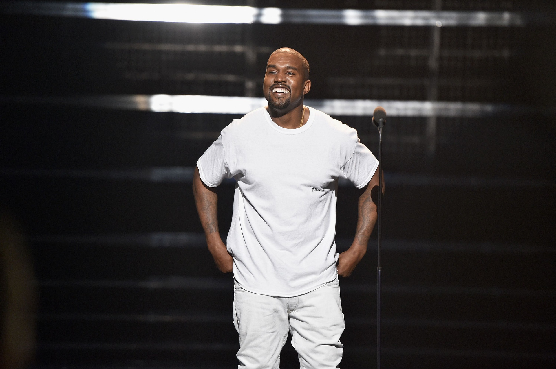 Kanye West trùm kín mặt, đi giày Nike trên phố - Hình 3
