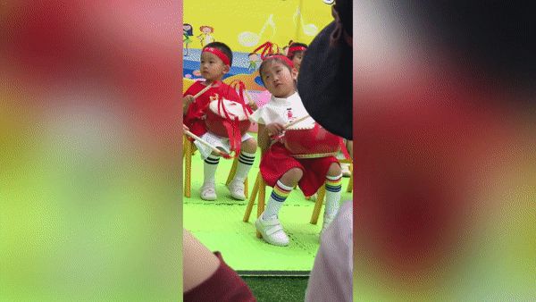 Mặc kệ xung quanh là giông bão, bé gái này vẫn có hành động cạn lời trong buổi biểu diễn, vừa thương vừa không thể nhịn cười - Hình 1