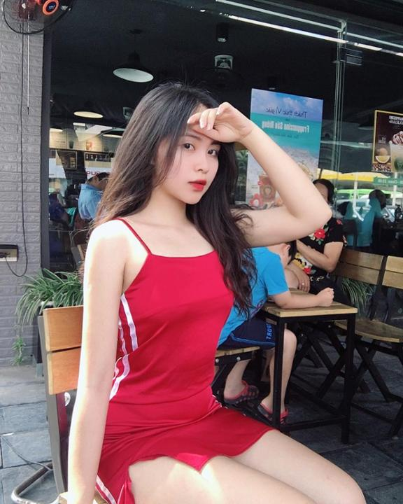 Thuý Quỳnh - Hotgirl diện váy xẻ tà không ngại tay từng stress vì cân nặng quá khổ - Hình 1