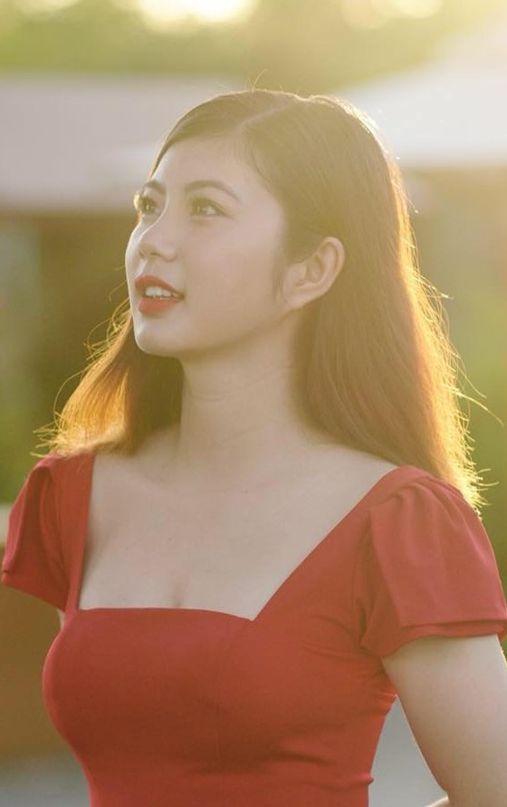 Thuý Quỳnh - Hotgirl diện váy xẻ tà không ngại tay từng stress vì cân nặng quá khổ - Hình 2