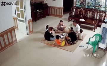 Cả gia đình đang ăn cơm thì bỗng gặp hoạ rơi từ trần nhà xuống: Tai nạn mùa hè mọi người đặc biệt cẩn trọng - Hình 1