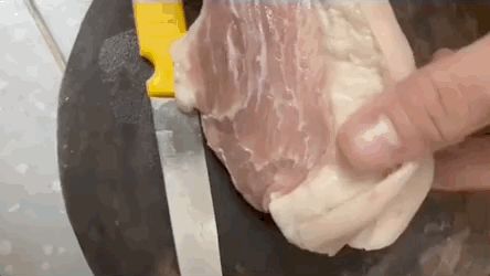 Clip: Cận cảnh miếng thịt heo trộm long tráo phụng, bên ngoài ngon lành - bên trong cắt ra chỉ muốn ngã quỵ xỉu ngay tại chợ! - Hình 2