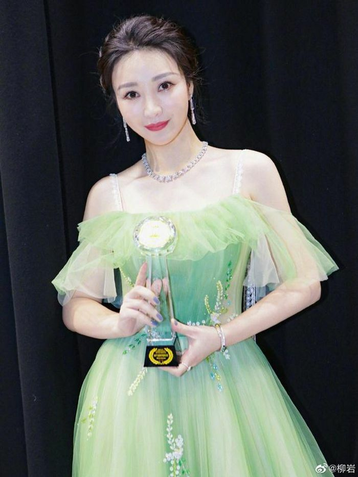 Liễu Nham: Người đẹp khổ sở 13 năm vì thân hình gợi cảm, còn bị so sánh với Can Lộ Lộ - Hình 6