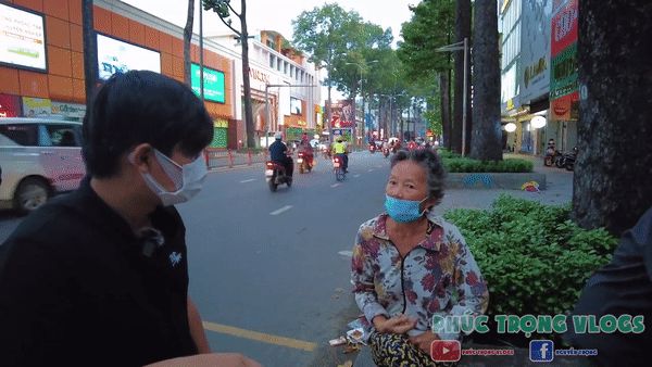 Đi phát khẩu trang từ thiện ở Sài Gòn, thanh niên bị bà già đánh tơi tả, dân mạng chia phe tranh cãi khi biết lý do - Hình 2