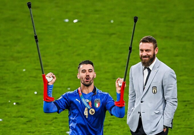 De Rossi trượt bia mừng vô địch Euro 2021 - Hình 1
