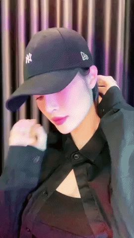 Mẹ bỉm sữa Đông Nhi quá ngầu khi dance cover ca khúc mới của học trò, netizen còn nghi mượn áo Ông Cao Thắng - Hình 1