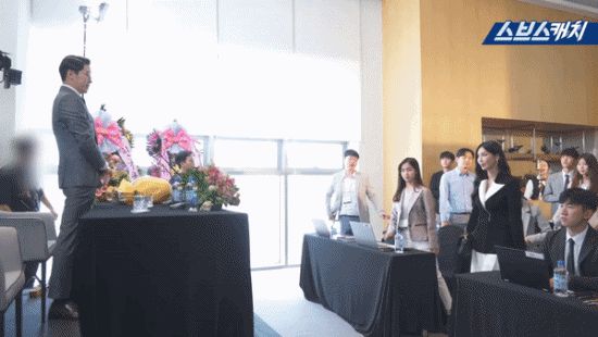 Hậu trường Penthouse 3 tập 6: Seo Jin phá hoại đồ đạc ở phim trường, Logan đang thoi thóp vẫn không quên buôn chuyện - Hình 2