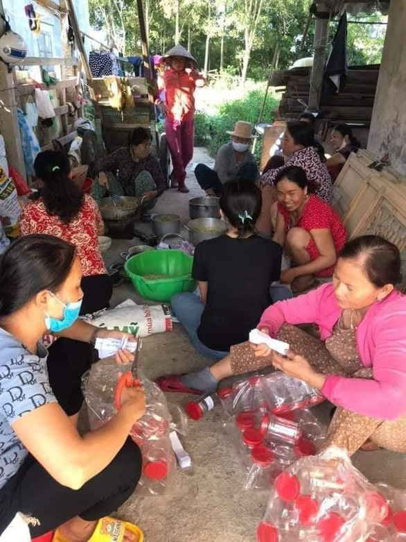 Cụ bà 76 tuổi ở Quảng Trị đội nắng đạp xe mang gạo ủng hộ miền Nam chống dịch - Hình 5