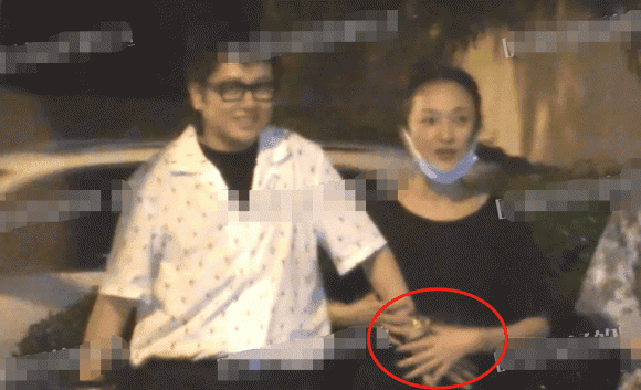 Châu Tấn để bạn nam sờ bụng lùm lùm giữa đường, sự thật khiến netizen dở khóc dở cười - Hình 2