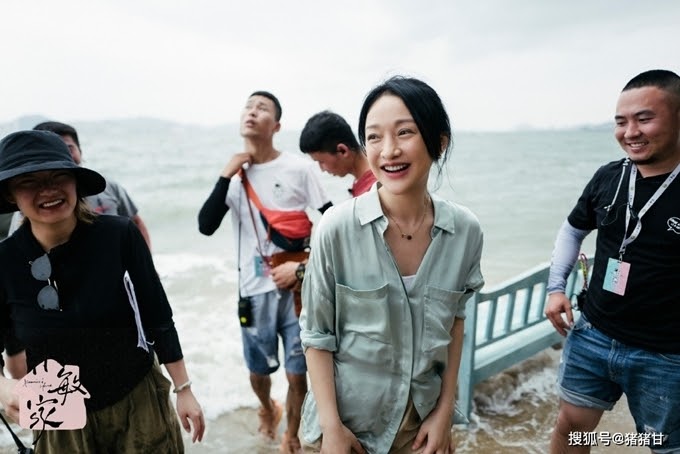 Châu Tấn để bạn nam sờ bụng lùm lùm giữa đường, sự thật khiến netizen dở khóc dở cười - Hình 8