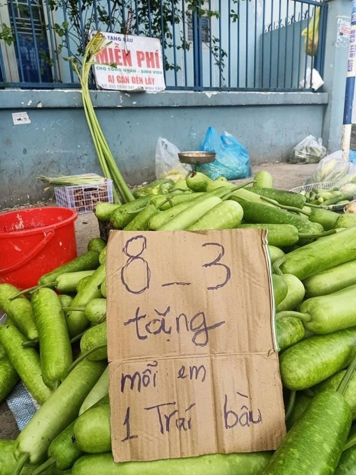 Người đàn ông xăm trổ bán rau 0 đồng giữa mùa dịch gây xúc động - Hình 7
