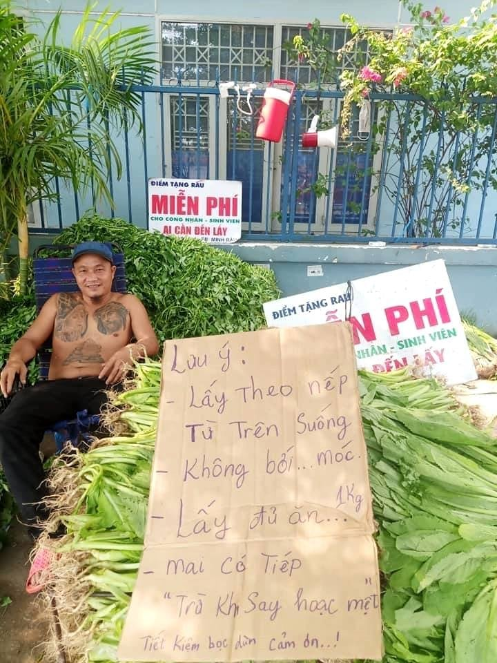 Người đàn ông xăm trổ bán rau 0 đồng giữa mùa dịch gây xúc động - Hình 6