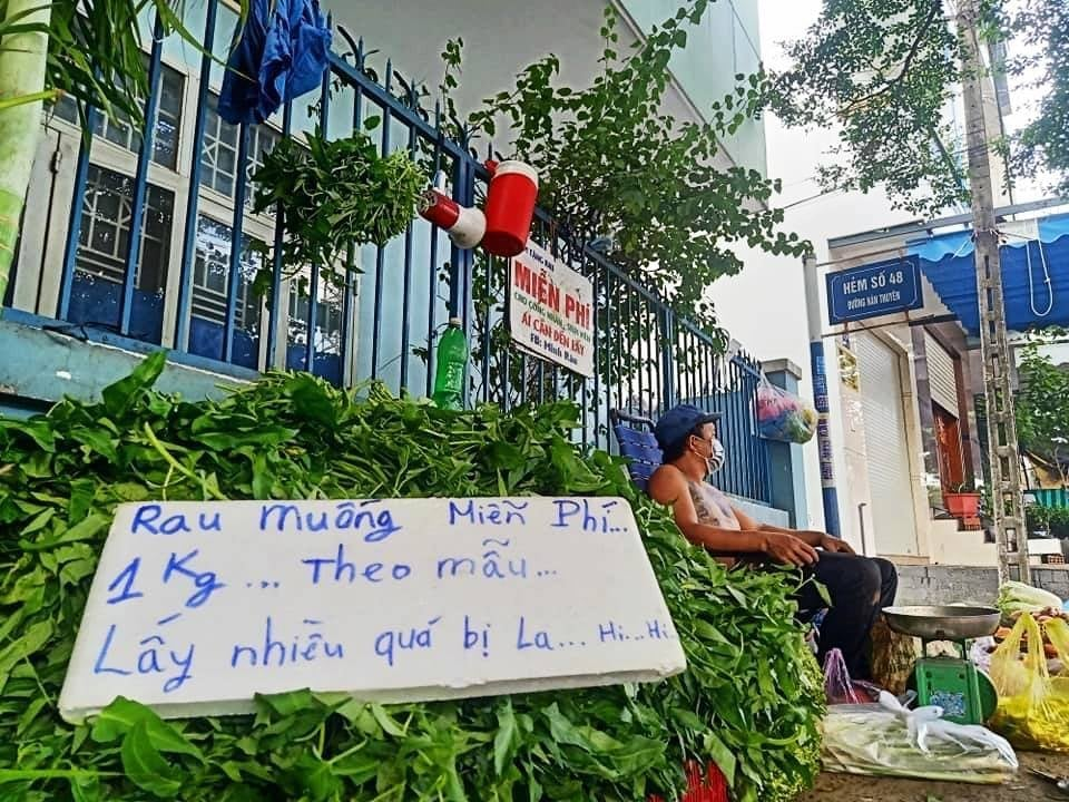 Người đàn ông xăm trổ bán rau 0 đồng giữa mùa dịch gây xúc động - Hình 4