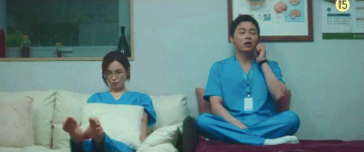 Preview Hospital Playlist 2 tập 6: Hội F5 nhớ lại ngày thực tập, Song Hwa úp mở quá khứ đen tối còn Jun Wan vẫn trầm uất vì tình yêu - Hình 4