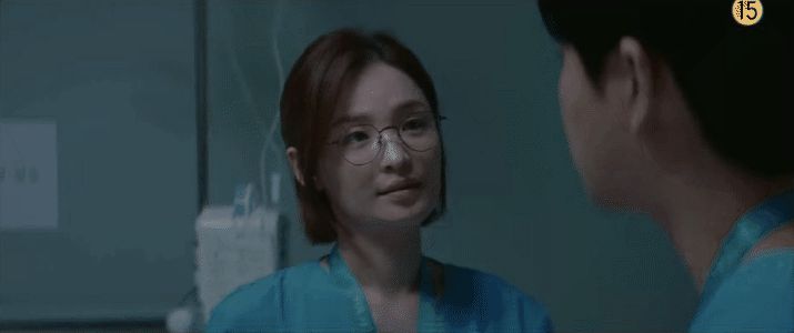 Preview Hospital Playlist 2 tập 6: Hội F5 nhớ lại ngày thực tập, Song Hwa úp mở quá khứ đen tối còn Jun Wan vẫn trầm uất vì tình yêu - Hình 2