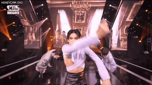 Tranh cãi nam idol mặc croptop cắt xẻ táo bạo: 'kì cục', 'phản cảm' hay do 'chụp màn hình không có tâm'? - Hình 5