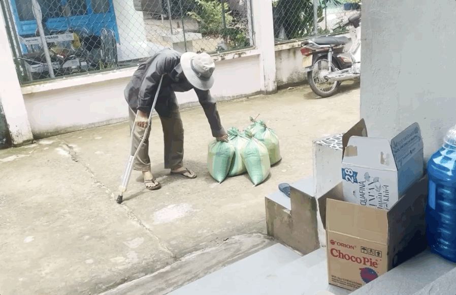 Lê Dương Bảo Lâm gây tranh cãi vì phát gạo cho cụ già và người khuyết tật trên nền đất, phải lên tiếng giải thích lý do - Hình 2